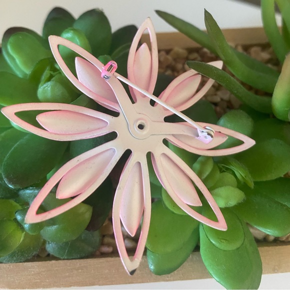 🌸Vintage Flower Power Brooch🌸 - Picture 2 of 4